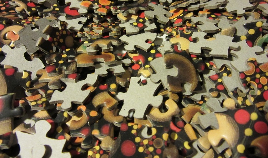 obrazek z rozrzuconymi puzzlami